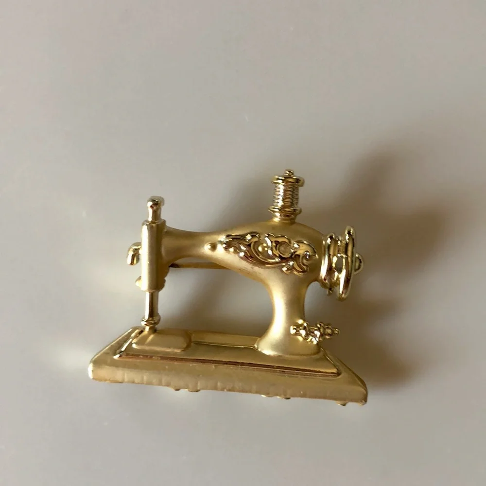 Danecraft Vintage Sewing Machine Broach Gold Color - Picture 1 of 3